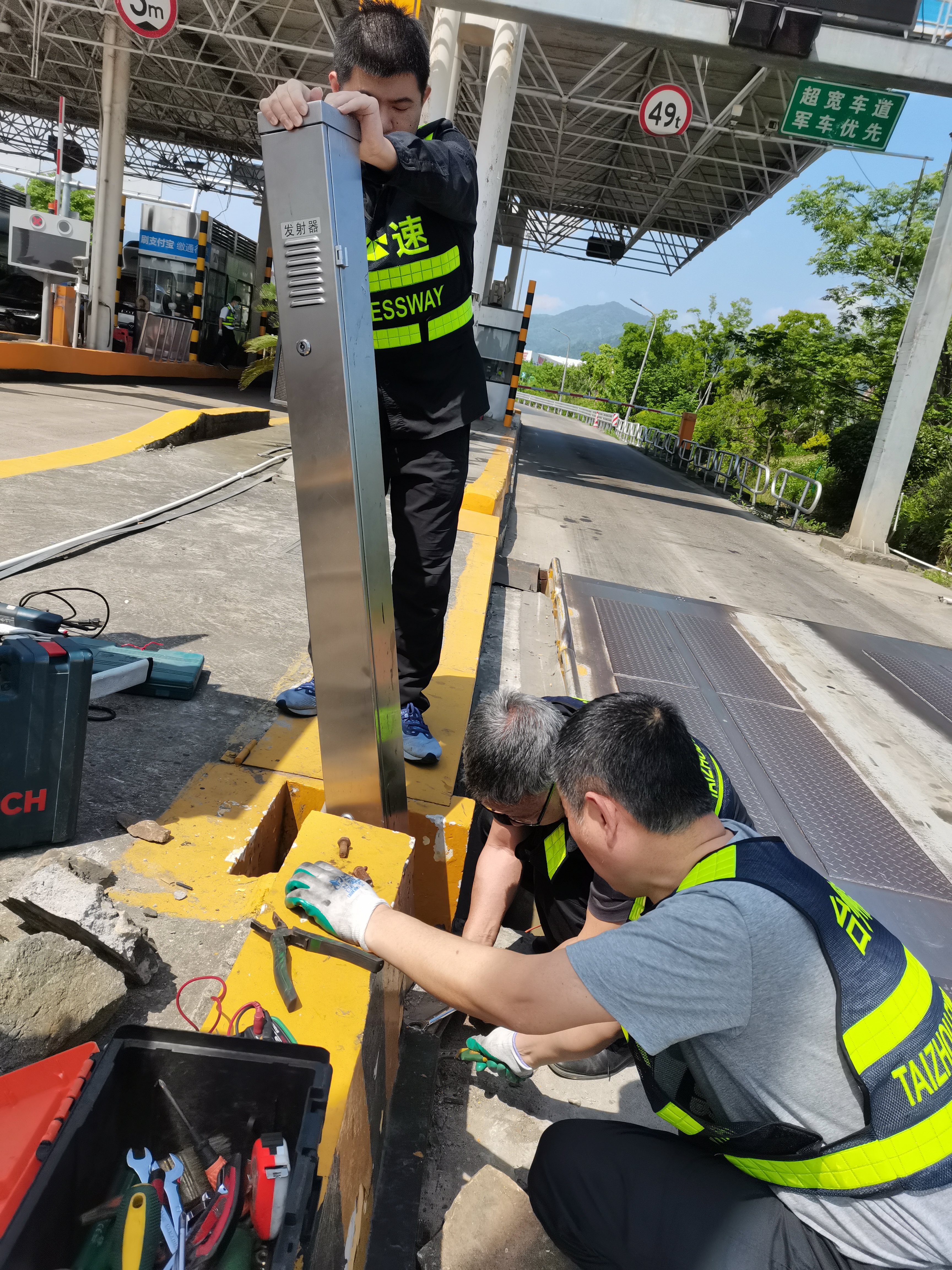 1656469046857510.jpg 對稱臺光幕進(jìn)行維護(hù).jpg